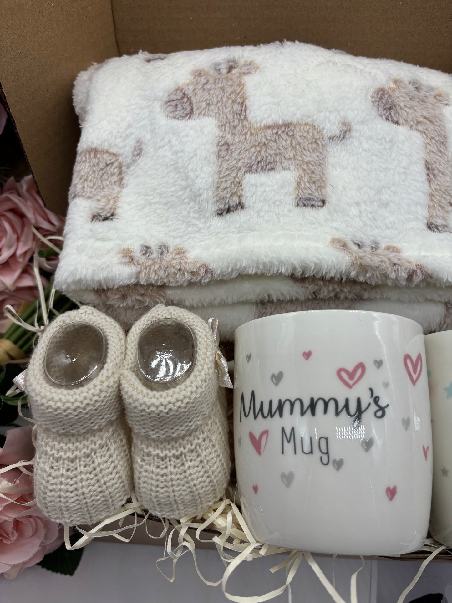 Deluxe Giraffe Unisex New Baby Gift Box – Mummy & Daddy Mugs, Giraffe Blanket & Baby Booties