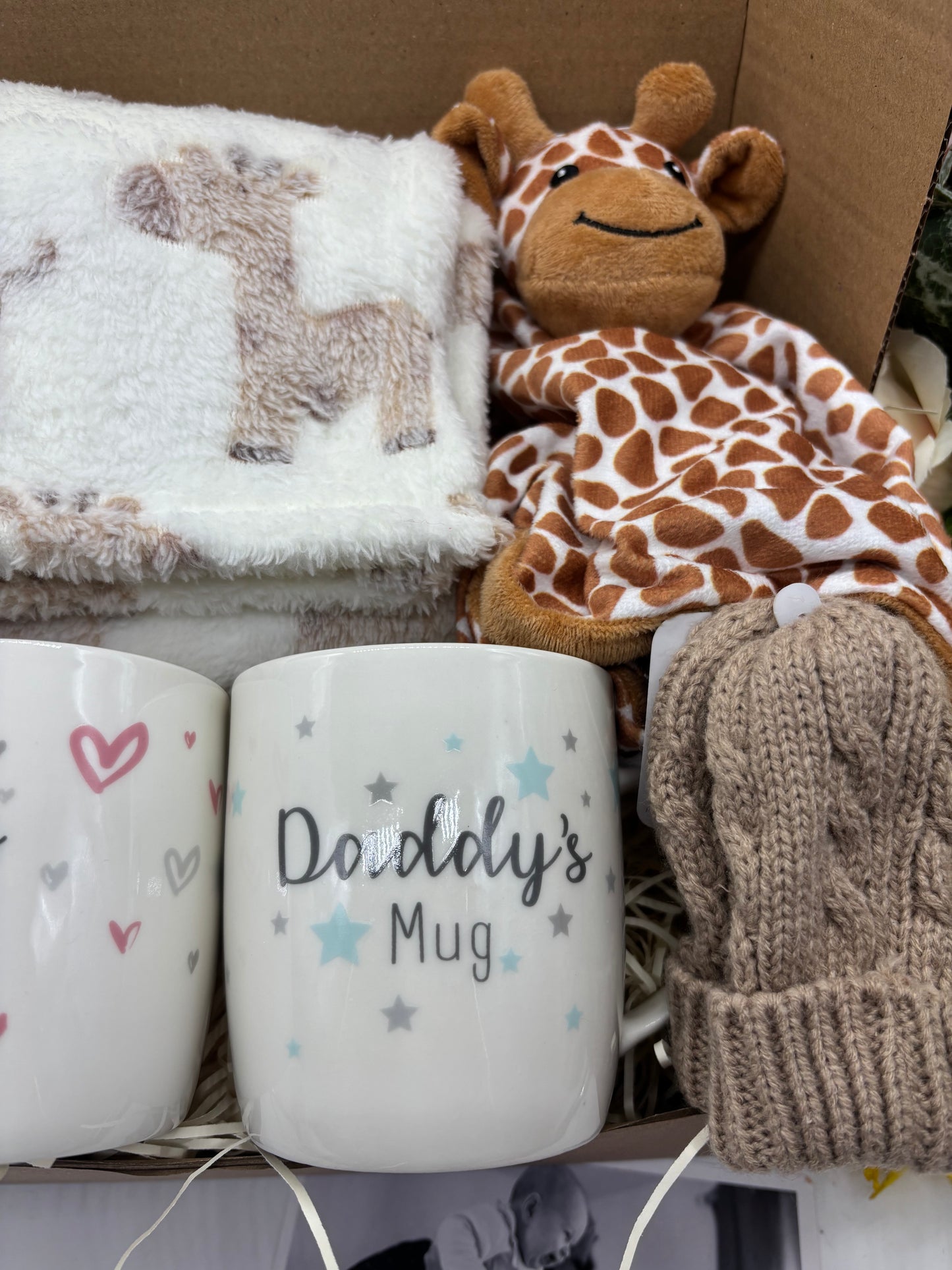 Deluxe Giraffe Unisex New Baby Gift Box – Mummy & Daddy Mugs, Giraffe Blanket & Baby Booties