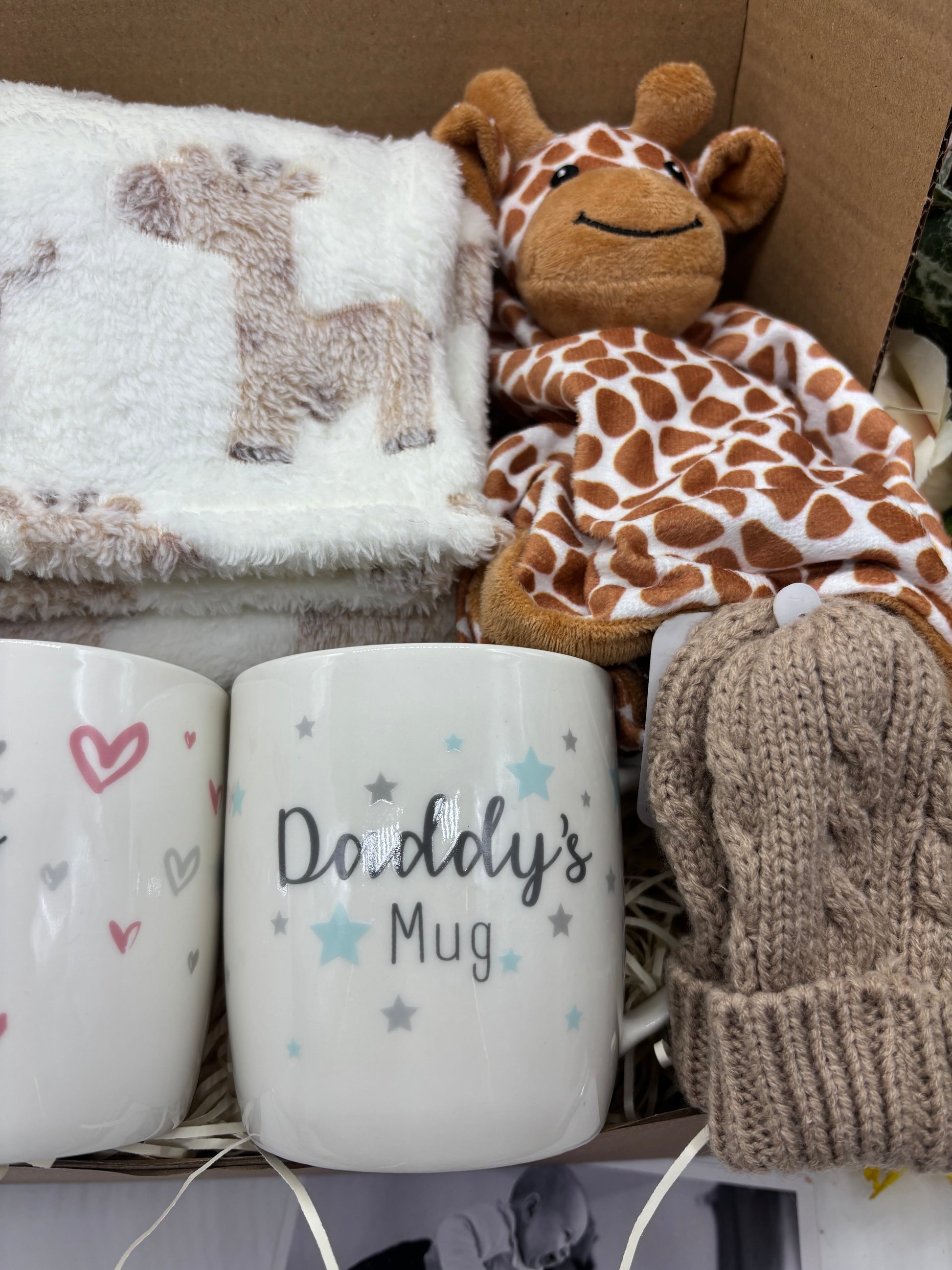 Deluxe Giraffe Unisex New Baby Gift Box – Mummy & Daddy Mugs, Giraffe Blanket & Baby Booties
