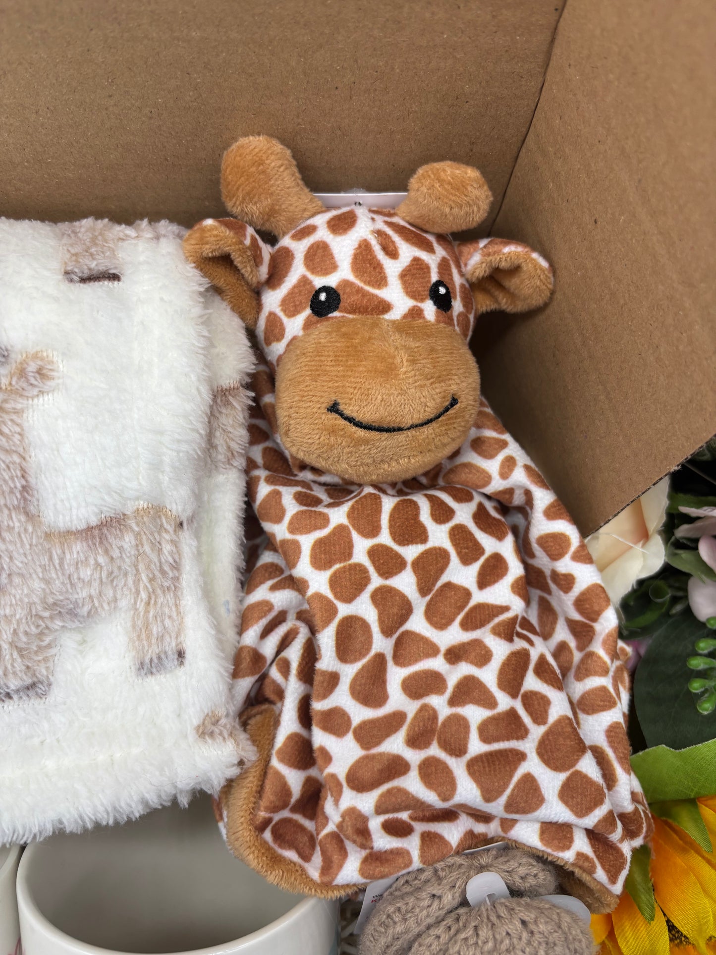 Deluxe Giraffe Unisex New Baby Gift Box – Mummy & Daddy Mugs, Giraffe Blanket & Baby Booties