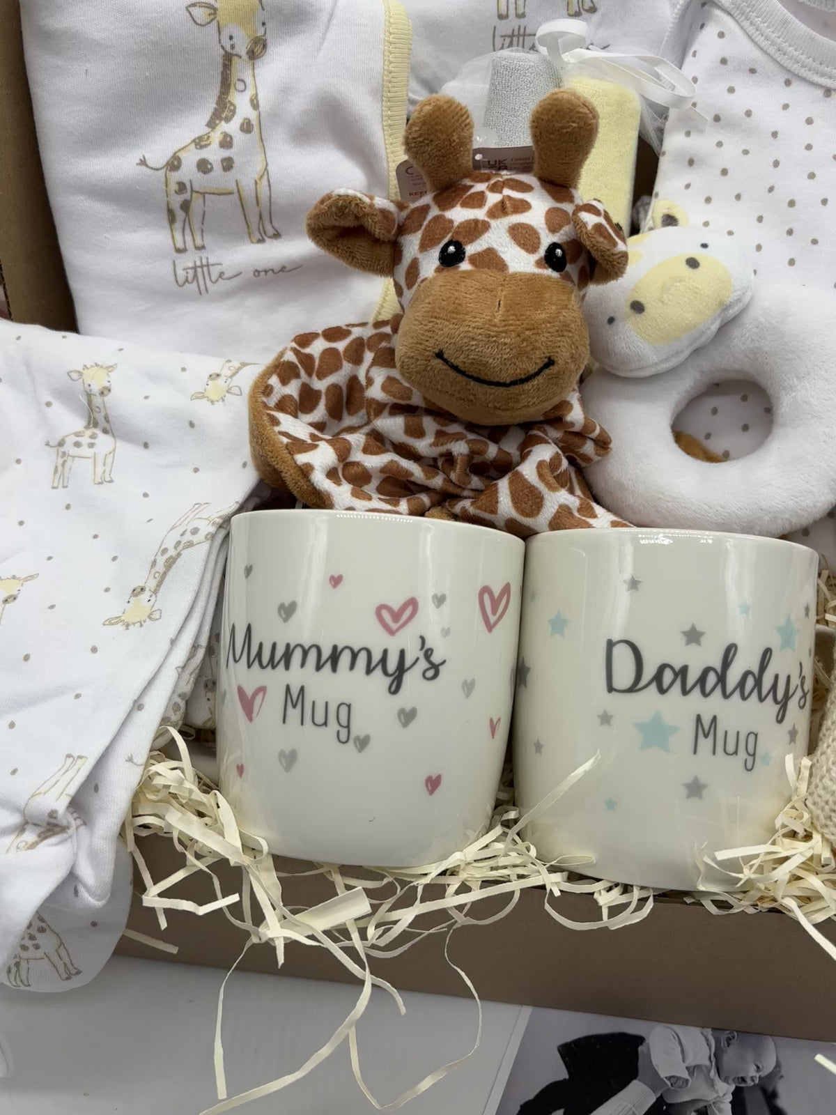Video of the giraffe new baby gift box with Mummy and Daddy mugs