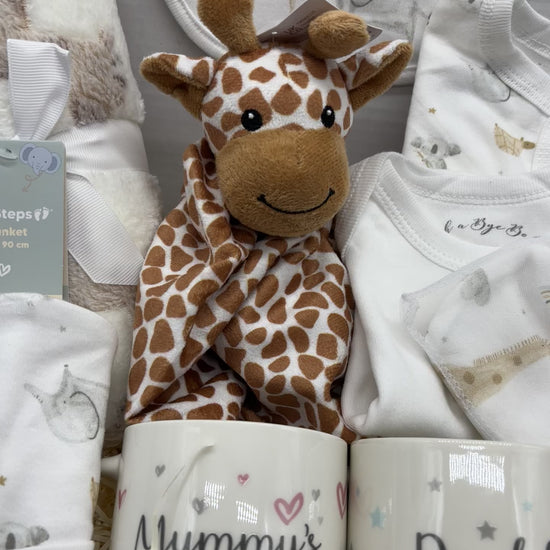New Baby Gift Box for New Parents, Mummy and Daddy Mugs, Baby Clothes, Giraffe Comforter and Knitted Booties